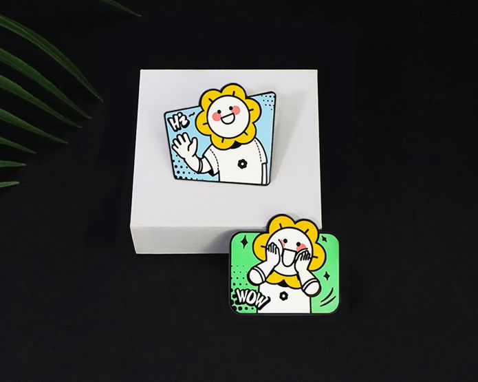 灿烂笑脸不规则徽章定制